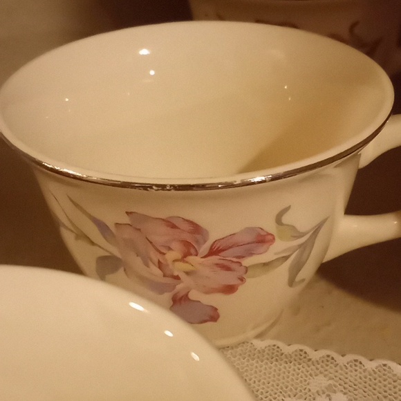 Vintage Universal Cambridge Iris Tea Cup Bundle - 7- 3"  Tea Cups - Picture 7 of 11